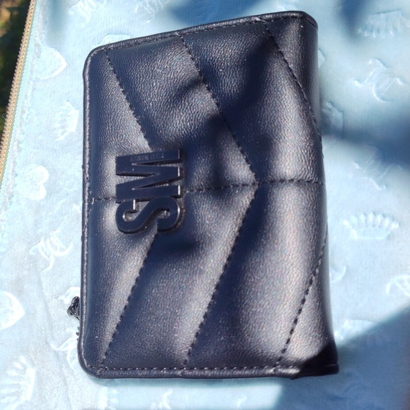 Steve Madden Handbags - 🌹5/$15 Gorgeous black Steve Madden wallet
